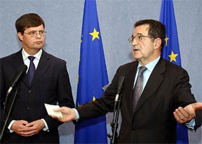 Romano Prodi (derecha), junto al primer ministro holandés, Jan Peter Balkenende, ayer en Bruselas.