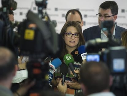 Mònica Oltra, con Enric Morera, ante los periodistas.