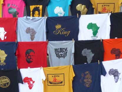 Camisetas en un mercado de Johannesburgo, en Sudáfrica.
