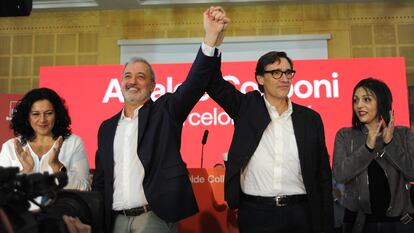 Desde la izquierda, Ana Martínez, enfermera del Hospital Universitario Valle de Hebrón; Salvador Illa, secretario del PSC; Jaume Collboni, candidato del PSC a la alcaldía de Barcelona, y Sonia Beltran, comerciante. este sábado en Barcelona.