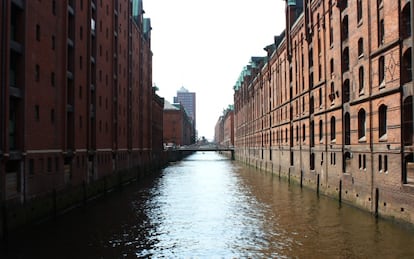 Los canales entre los monumentales edificios rojos de Speicherstadt.