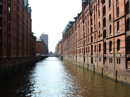 Los canales entre los monumentales edificios rojos de Speicherstadt.