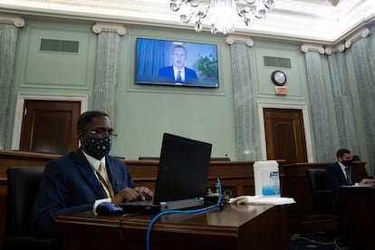 El director ejecutivo de Facebook, Mark Zuckerberg, aparece en un monitor mientras testifica durante la audiencia del Comité de Comercio, Ciencia y Transporte del Senado '¿La inmunidad radical de la Sección 230 permite el mal comportamiento de las grandes tecnologías?', En Capitol Hill, octubre 28 de febrero de 2020 en Washington, DC.