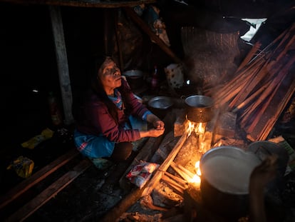 Una mujer embera cocina en su carpa en el Parque Nacional de Bogotá, en 2022.