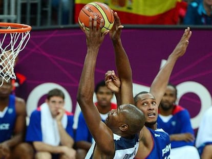 Kevint Durant lanza a canasta.