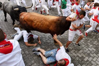 Un toro de la ganadería Miura, ayer, durante el último encierro de los Sanfermines 2018. 