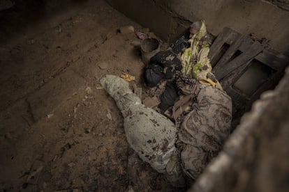 Los cuerpos de varios civiles asesinados por las fuerzas rusas, según los residentes, en un pozo en Bucha, ya que no pudieron ser enterrados por la inseguridad en las calles.