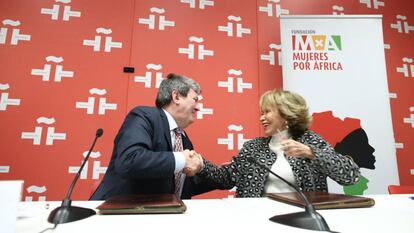 El director del Instituto Cervantes, Juan Manuel Bonet, y la presidenta de la Fundación Mujeres por África, María Teresa Fernández de la Vega, firman el acuerdo.