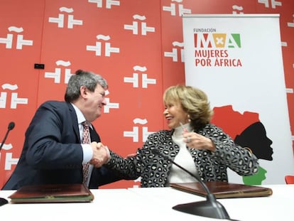 El director del Instituto Cervantes, Juan Manuel Bonet, y la presidenta de la Fundación Mujeres por África, María Teresa Fernández de la Vega, firman el acuerdo.
