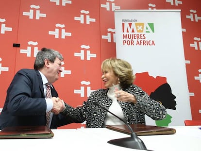 El director del Instituto Cervantes, Juan Manuel Bonet, y la presidenta de la Fundación Mujeres por África, María Teresa Fernández de la Vega, firman el acuerdo.