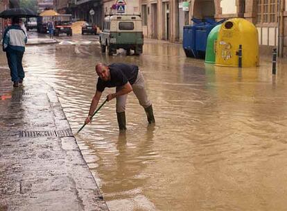 Calle anegada en la localidad de Amorebieta durante las inundaciones del verano de 2002.