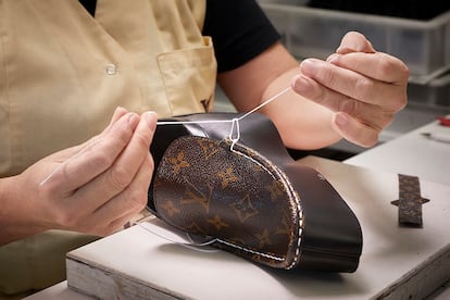 También se cosen a mano las dos piezas que dan forma al zapato. Con una costura que más tarde se camufla.
