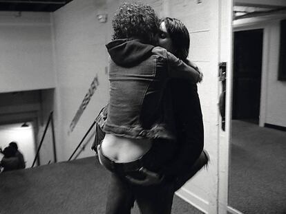 Fabrizio Moretti y Julian Casablancas en el ‘backstage’ del Greek Theatre de L.A. en 2002.