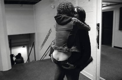 Fabrizio Moretti y Julian Casablancas en el ‘backstage’ del Greek Theatre de L.A. en 2002.