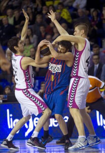 Juan Carlos Navarro lucha el balón con Paul Davis (derecha) y Joan Sastre, del Banca Cívica.