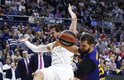 Llull y Mirotic, en una acción del Madrid-Barça.