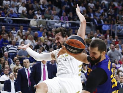 Llull y Mirotic, en una acción del Madrid-Barça.