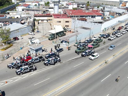 Elementos de seguridad y familiares de reclusos fuera del Reclusorio de Villahermosa, en el Estado de Tabasco.