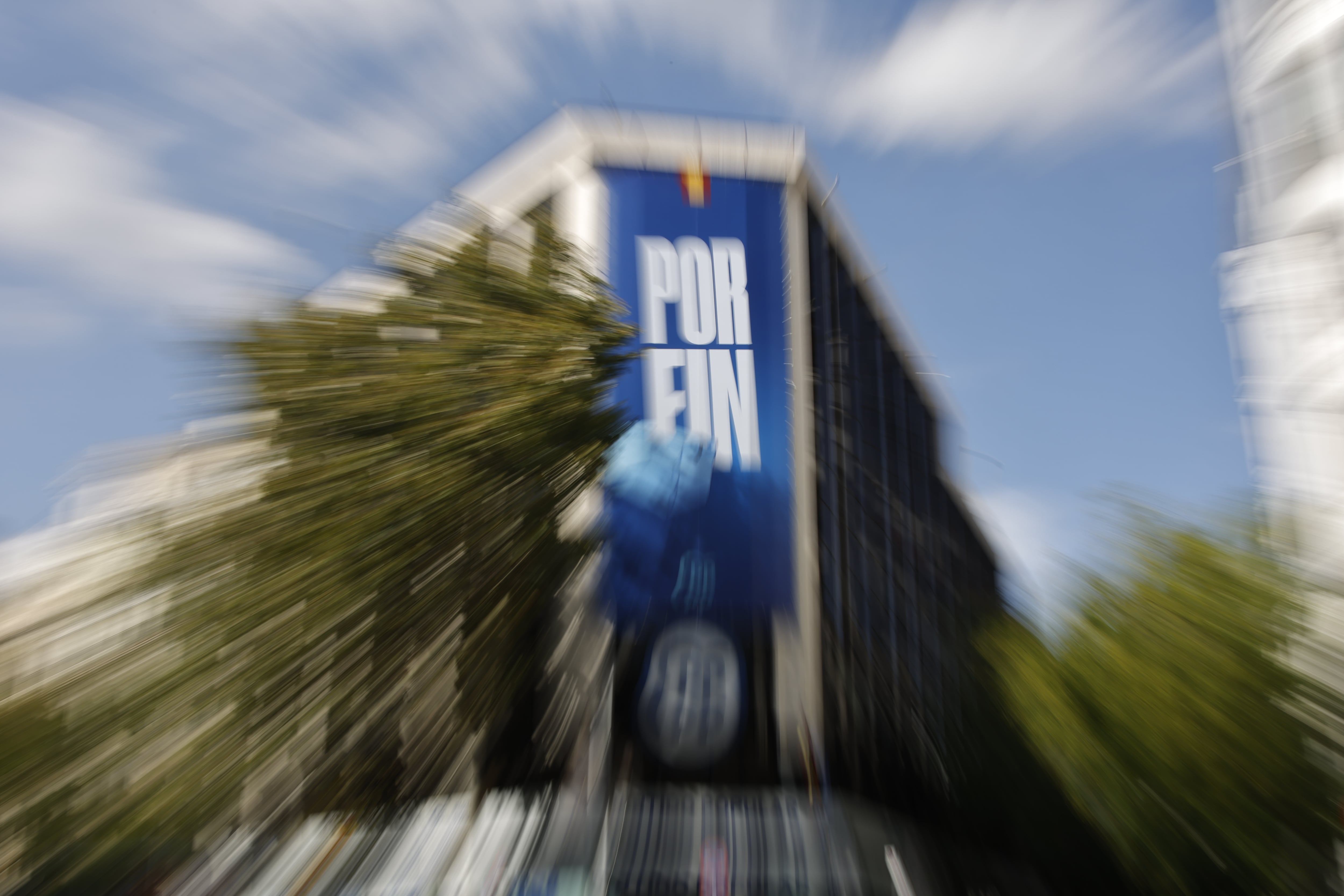 Lona desplegada en la sede del PP con motivo del adelanto electoral.