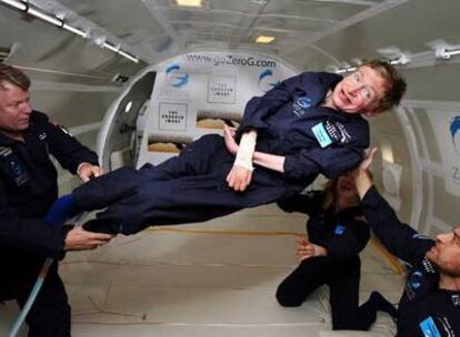 Stephen Hawking es ayudado por otros compañeros durante su vuelo experimental.