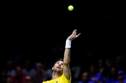 Kokkinakis sirve durante el primer partido del día.