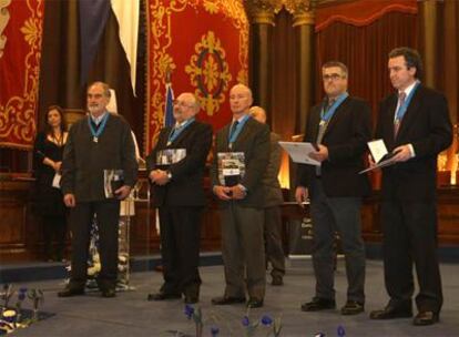 Los galardonados al mérito ciudadano de San Sebastián posaban ayer tarde con sus medallas en el salón de plenos del Ayuntamiento: de izquierda a derecha, Juan Antonio Antero, Esteban Elizondo, Fernando Imaz, Fernando Díez y Eliseo Argandoña.