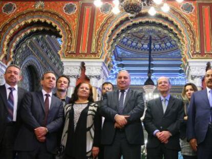 Ibon Areso, en el centro, rodeado de la delegación del Ayuntamiento de Bagdad que visita Bilbao.