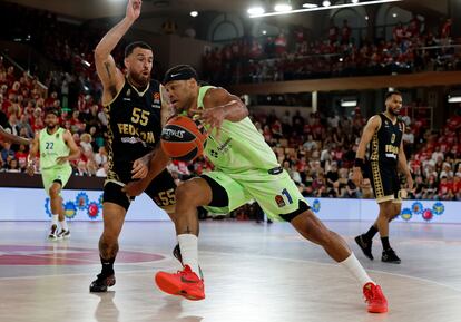 Justin Anderson trata de penetrar ante Mike James, este miércoles en Mónaco.