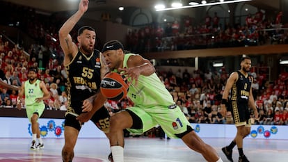 Justin Anderson trata de penetrar ante Mike James, este miércoles en Mónaco.