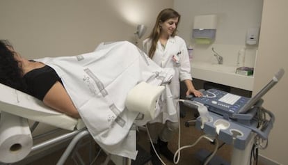 María, con su ginecóloga, durante la ecografía que confirmó su embarazo en el hospital La Fe de Valencia.