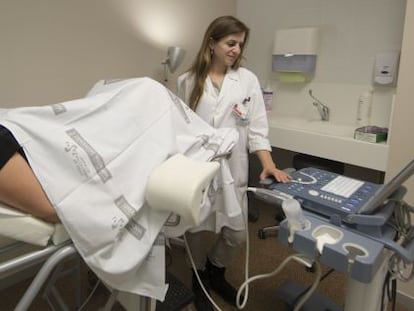 María, con su ginecóloga, durante la ecografía que confirmó su embarazo en el hospital La Fe de Valencia.