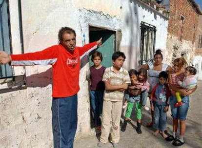 José Escobedo y su familia, ayer, a la puerta de su casa en Castellar.