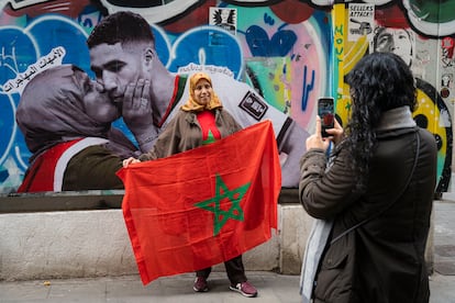 Faouzia Chati, miembro de la Asociació de Dones Marroquines a Catalunya posa delante del mural 