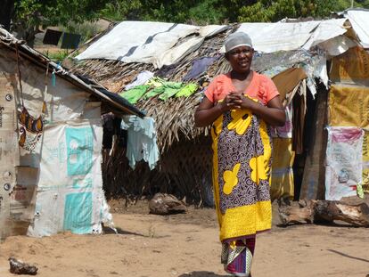 Una mujer frente a las casas comunes en campos de desplazados de Cabo Delgado, en Mozambique. Hay más de 50, pues el conflicto ha causado ya alrededor de un millón de desplazados internos.