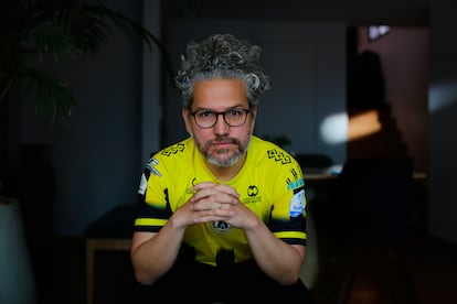 Andrés Sampayo, hincha del equipo de fútbol Alianza Petrolera, en Bogotá (Colombia), el 18 de enero de 2024.