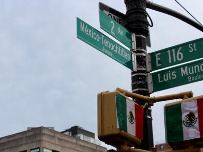 La placa de la nueva avenida México-Tenochtitlan, en la intersección de la calle 116 y la segunda avenida de East Harlem, en Manhattan (Nueva York).