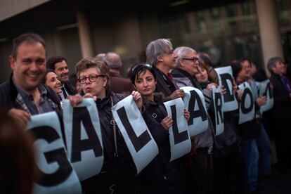 Jueces, fiscales y abogados, piden la dimisión de Gallardón a las puertas de la ciudat de la Justicia de Barcelona.