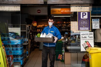 Un trabajador de supermercado preparando una entrega a domicilio en Igualada.