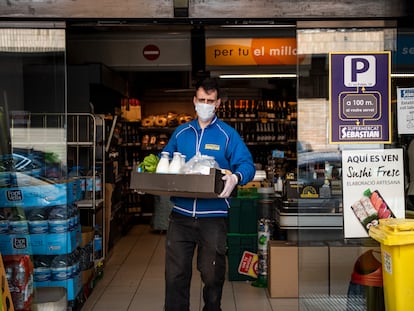 Un trabajador de supermercado se dispone a realizar una entrega a domicilio, en Igualada (Barcelona).