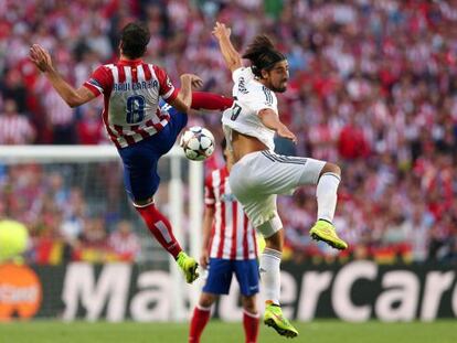 Sami Khedira, do Real Madrid, e Raúl García, do Atlético, na primeira parte do jogo.