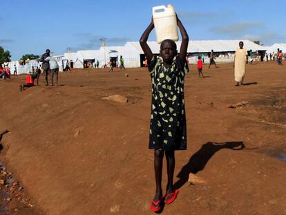 Una refugiada lleva una jarra de agua en el campamento de Palabek en Lamwo, en el norte de Uganda el pasado viernes. 