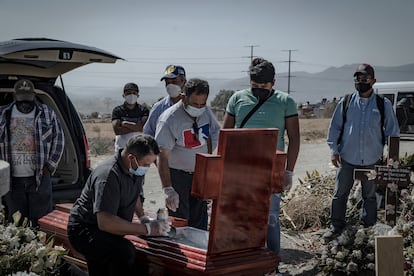 La familia Reynaga despide a su padre en el Panteón de San Isidro Atlautenco, Ecatepec, en Febrero de 2021.