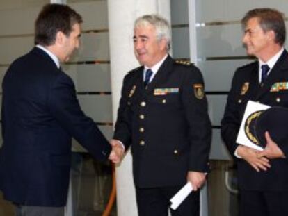 El director de la Policía, Ignacio Cosidó, saluda al jefe de la UDEF, Manuel Vázquez López. A su lado, Eloy Quirós, jefe de UDYCO.