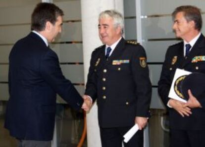 El director de la Policía, Ignacio Cosidó, saluda al jefe de la UDEF, Manuel Vázquez López. A su lado, Eloy Quirós, jefe de UDYCO.