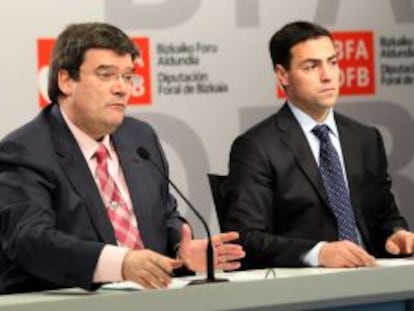 Aburto, a la izquierda, junto a Imanol Pradales, diputado de Promoción Económica, durante la rueda de prensa