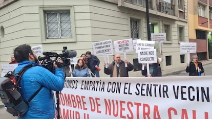 Vecinos de la calle Namur, en el centro de Santiago, protestan por el cambio de nombre de la calle.