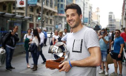 Laprovittola, en la Gran Vía de Madrid con su trofeo de MVP 