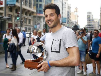 Laprovittola, en la Gran Vía de Madrid con su trofeo de MVP 