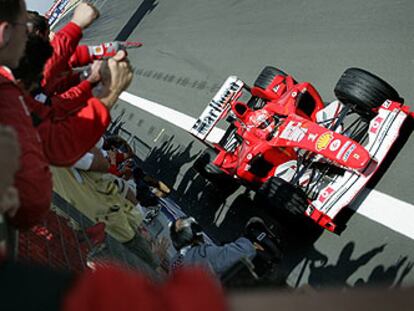 Michael Schumacher celebra con su equipo su victoria en el Gran Premio de Europa.