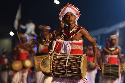 Músicos y danzantes durante el festival Perahera de Kandi (Sri Lanka).